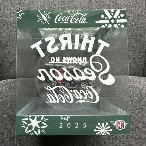 M2 Machines Coca-Cola 1971 Chevrolet Van Ornament 1:64 Holiday Edition - Picture 3 of 6